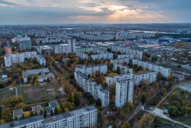 Kharkiv ormandan Güz. Kharkiv Şehir ve onun eski Sovyet ev günbatımı sırasında hava görünümünü. Aynı evleri.