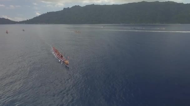 Drone schot van typische boot van de Banda-eilanden tijdens Cora-Cora festival — Stockvideo