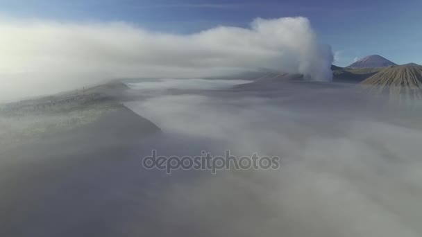 Cemoro ラワン村・ ブロモ火山のドローンを流し撮り — ストック動画