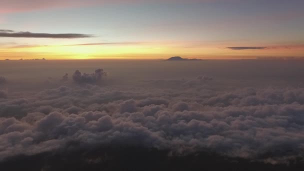 Vista do drone do nascer do sol acima do vulcão Merbabu, Indonésia — Vídeo de Stock