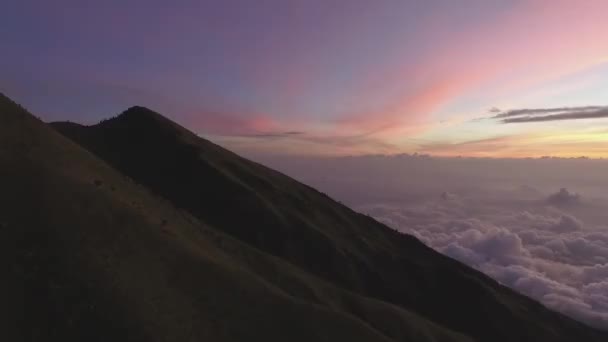 Drone nézet napkelte felett Merbabu vulkán, Indonézia — Stock videók