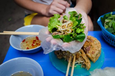 Vietnamca sokak gıda Bahn xeo veya cızırtılı kek, Vietnamlı bir lezzetli gözleme kızarmış 