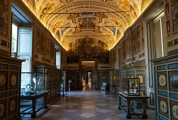 Interiores del museo Vaticano. No hay gente en las salas del Museo del Vaticano. Hermosas pinturas y esculturas en el museo del Vaticano sin gente alrededor . — Foto de Stock