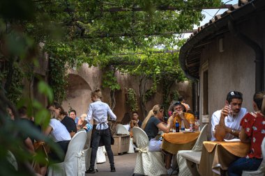 Sant 'Angelo Kalesi' ndeki bardaki turistler. İtalyan barında eğlenen insanların güzel bir fotoğrafı. Garson servis yapıyor..