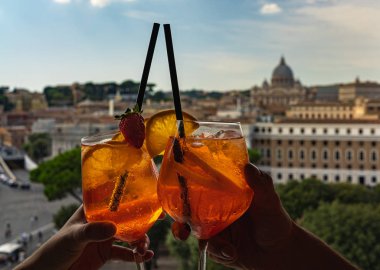 Roma 'da güzel bir seyahat filmi. Birkaç bardak Aperol Spritz. Gözlüklü tezahürat. Arka planda Vatikan var.