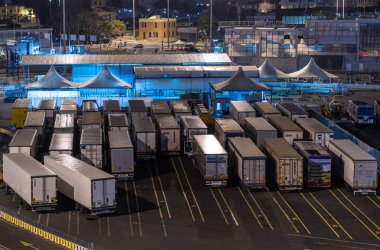 Civitavecchia, Roma, İtalya - Gece fotoğrafı - nakliye kamyonları terminaldeki vapura yüklenmeyi bekliyor.
