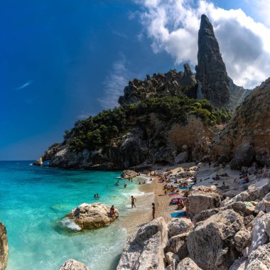 Sardinya, İtalya - 19 Eylül 2019: Sardunya 'nın en güzel plajı - Cala Goloritze. Sardunya 'nın kaplumbağa suyu. Plajdaki insanlar Cala Goloritze