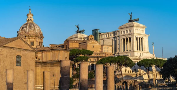 ローマの美しい旅行写真-天気の良い日の間にバシリカとビクターエマニュエルII国立記念碑のドーム. — ストック写真