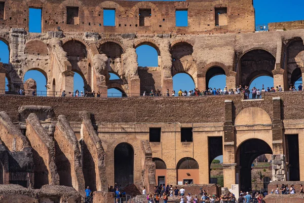 Rom, Italien - 17 september 2019: Inne i Coloseum i Rom.Turister går runt amfiteatern Colloseum. Sightseeing i Rom — Stockfoto