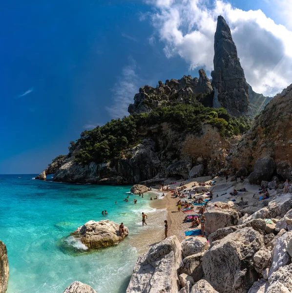 Sardinya, İtalya - 19 Eylül 2019: Sardunya 'nın en güzel plajı - Cala Goloritze. Sardunya 'nın kaplumbağa suyu. Plajdaki insanlar Cala Goloritze