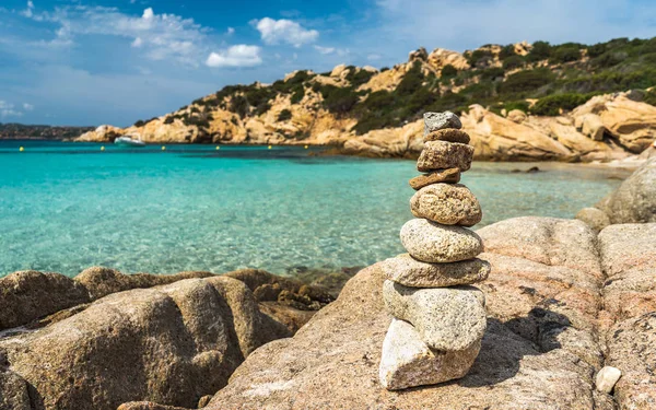 サルデーニャ島で最も美しいビーチに積み上げられた石。休暇のための楽園の場所。積み上げ石とターコイズの水. — ストック写真