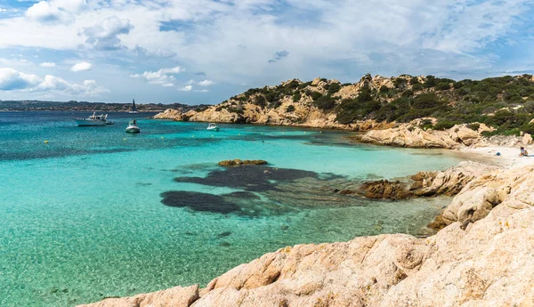 サルデーニャ島、イタリアの最高のビーチで透明なターコイズブルーの水- Cala Napeletana 。マダレナ諸島のカプレラ島のビーチ. — ストック写真