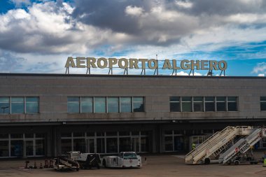 Alhgero, Sardinya, İtalya - 24 Eylül 2019: Alghero-Fertilia Havaalanı. Sardunya - Seyahat yeri