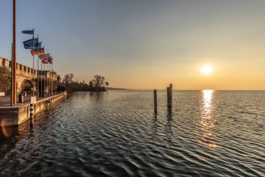 İskeleli güzel manzara ve deniz üzerinde gün batımı