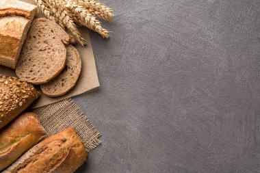 Buğdaylı ekmek arkaplanı, tahıllı aromatik çıtır ekmek, fotokopi alanı, üst görünüm. Pastane ve market konsepti.