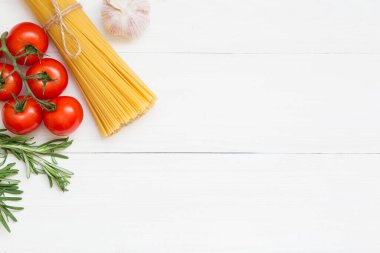 Beyaz arka planda spagetti malzemeleri, domates, biberiye, tuz, sarımsak...
