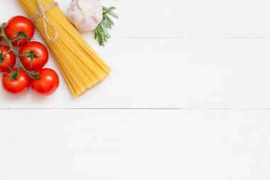 Spagetti malzemeleri, domates, biberiye, tuz, biber, sarımsak, beyaz arka planda konsept.