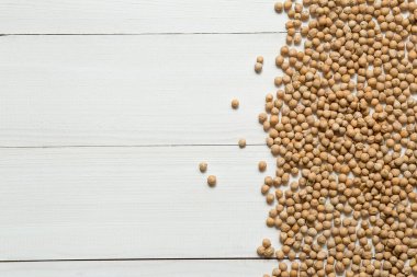 Beyaz ahşap yüzeyde kuru nohutlar. Sınır, üst manzara, boşluk kopyala
