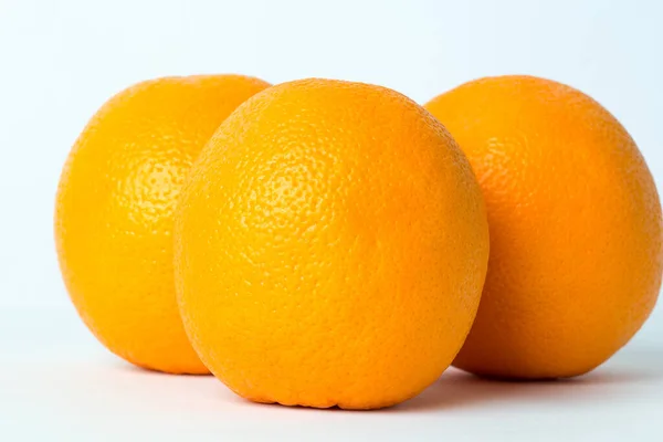 Drie Smakelijke Sinaasappelvruchten Geïsoleerd Witte Achtergrond — Stockfoto