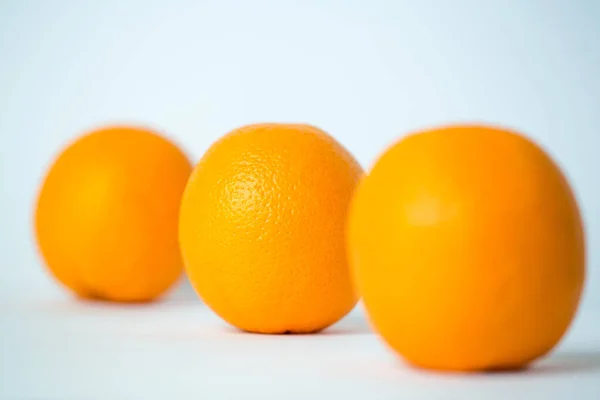 Drie Smakelijke Sinaasappelvruchten Geïsoleerd Witte Achtergrond — Stockfoto