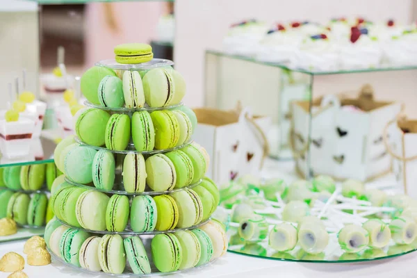 Kurabiyeli Pastalı Şekerli Renkli Yeşil Badem Kurabiyesi Piramidi Kapat — Stok fotoğraf