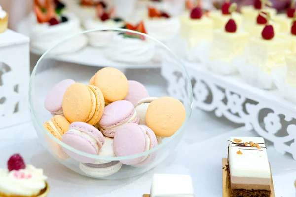 사막의 결혼식에서 케이크들 — 스톡 사진