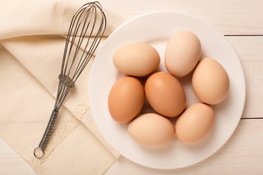 Beyaz masadaki yumurta tepsisi, seçici odaklı yumurtalar, kapat.