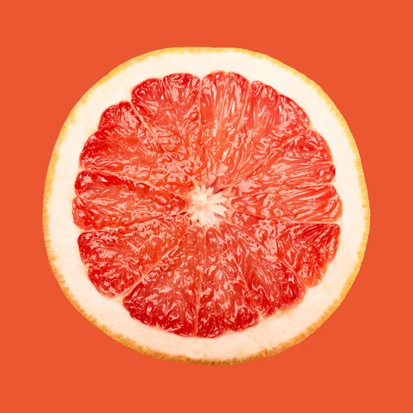 Een Plak Grapefruit Geïsoleerd Rode Achtergrond — Stockfoto