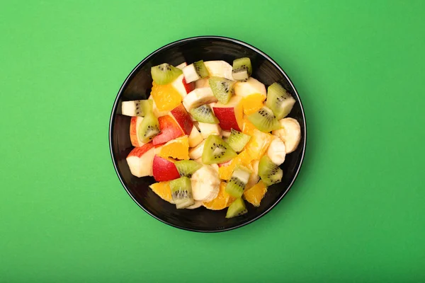 Salada Frutas Saudável Uma Tigela Fundo Verde Vista Superior Conceito — Fotografia de Stock