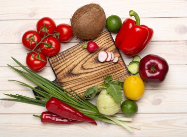 Menü yemek geçmişi. Ahşap kırsal kesim ana tahtası ahşap arka plan manzaralı sebzelerle, boşluk kopyala