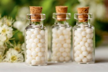 Şişedeki homeopati küreselleri. Homeopati, naturopati ve alternatif tıp. Alternatif homeopati tıp konsepti.