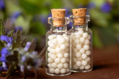 Homeopatik tıp konsepti. Antika şişelerde Homeopati hapları, tıbbi otlar, kapatın.