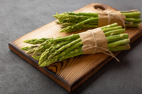 Fresh Green Asparagus Wooden Cutting Board Dark Background Close — Stock Photo, Image