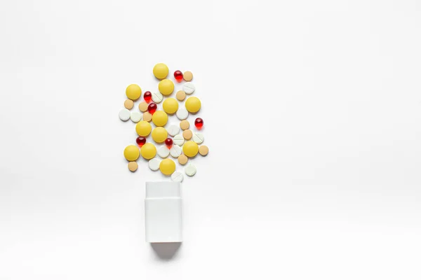 Ποικιλία Φαρμακευτική Ιατρική Χάπια Κάψουλες Και Δισκία Μπουκάλι Λευκό Φόντο — Φωτογραφία Αρχείου