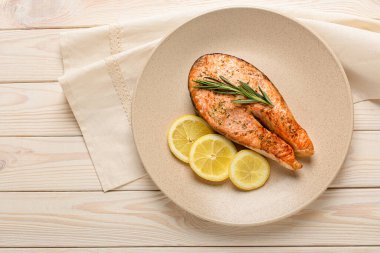 Limon ve bitki manzaralı ızgara somon bifteği. Izgara somon kopyalama alanı