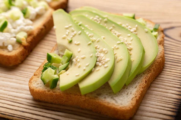 Aguacate Rebanado Pan Tostado Con Sésamo Cerca Aguacate Tostadas Alimentación — Foto de Stock