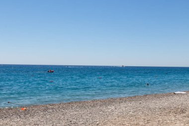 Akdeniz 'de çakıl taşı plajı. Yaz, tatil.