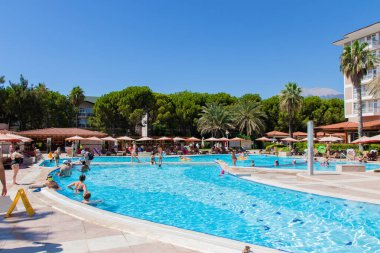 08-12-2019. Kemer, Türkiye. İnsanlarla dolu bir havuz. Tatil Yazı açık hava aktiviteleri.