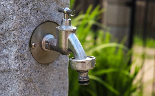 屋外の水道 接近中だ水柱の断片 — ストック写真