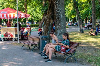  06-28-2019. Vilnius, Litvanya. Tren bekleyen yolcularla terk edilmiş bir durak..