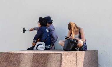  İnsanlar şehir meydanında dinleniyor. Yemek molası. Güneşli bir gün.