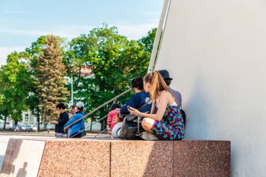 06-13-2019. Vilnius, Litvanya. İnsanlar şehir meydanında dinleniyor. Yemek molası. Güneşli bir gün.