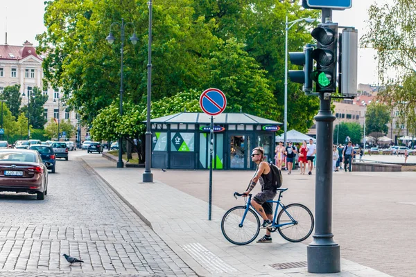2019 Vilna Lituania Semáforo Hombre Bicicleta Espera Cruce Por Carretera — Foto de Stock