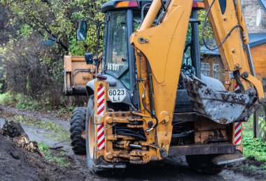 11-05-2019. Vilnius. Litvanya. Kazı makinesinin bir parçası. Bir yerleşim yerinin sokağında tamirat..