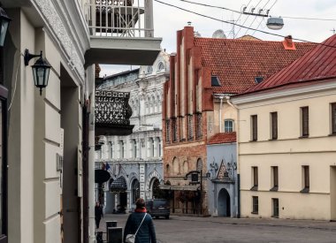Eski şehrin caddesi bulutlu bir aralık günü. Vilnius, Litvanya.
