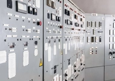 Endüstri. Kontrol kabinesinde düzenleme ve kontrol unsurları var. Yakın plan..
