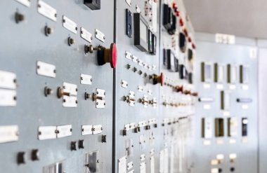 Endüstri. Kontrol kabinesinde düzenleme ve kontrol unsurları var. Yakın plan..