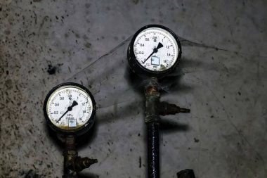 Endüstri. Enstrümanlar art arda sabitleniyor. Yakın plan..