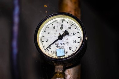 Endüstri. Eski hidrolik ölçüm cihazı. Yakın plan..