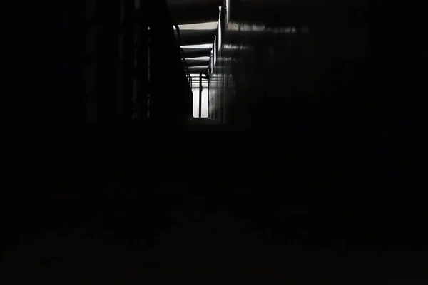 Тёмный Туннель Проблесками Света Вид Перспективы — стоковое фото
